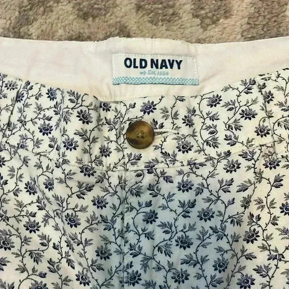 Old Navy White and Navy Floral Print Cotton Short Size 12 - Picture 2 of 5